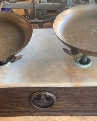 Vecchia bilancia legno e marmo con set pesi