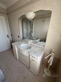 Mobile bagno con piano in marmo e specchio