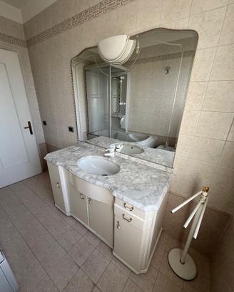 Mobile bagno con piano in marmo e specchio
