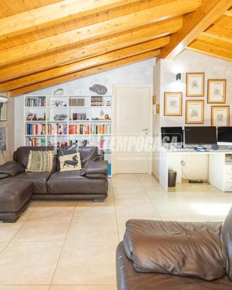 QUADRILOCALE IN VILLA SU DUE LIVELLI, BOX E POSTO