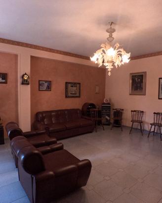 Ampia casa singola con garage e terrazza