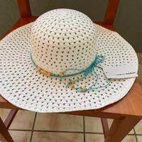 Cappello bianco di paglia