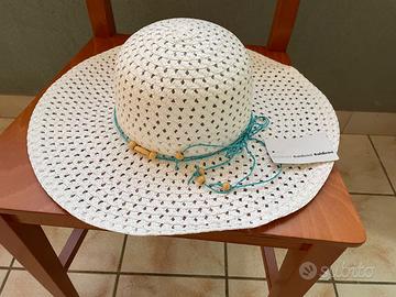 Cappello bianco di paglia
