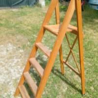 scala in legno con 5 gradine