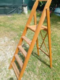 scala in legno con 5 gradine