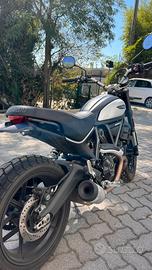 Ducati Scrambler 800 Icon Dark (2022) Solo 3.366km