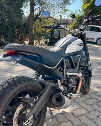 Ducati Scrambler 800 Icon Dark (2022) Solo 3.366km