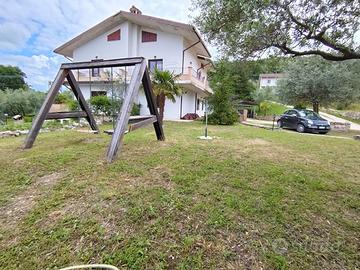 Villa bifamiliare con terreno