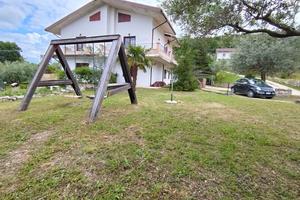 Villa bifamiliare con terreno