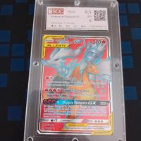 Carta pokemon gradata 8.5 di charizard e reshiram