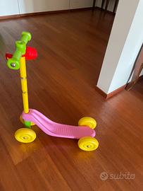 Monopattino rosa e giallo, bimba