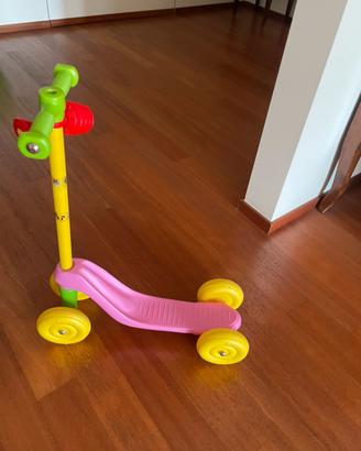 Monopattino rosa e giallo, bimba