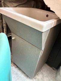 Lavatoio in ceramica con mobiletto grigio