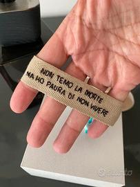 Bracciale con scritta ricamata personalizzabile