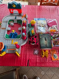 un trenino fisher price a spinta e altri ogetti 