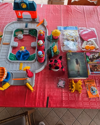 un trenino fisher price a spinta e altri ogetti 