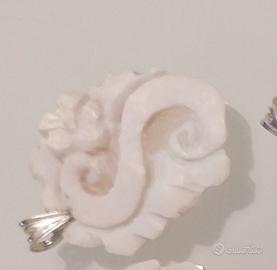 ciondoli su conchiglia e argento