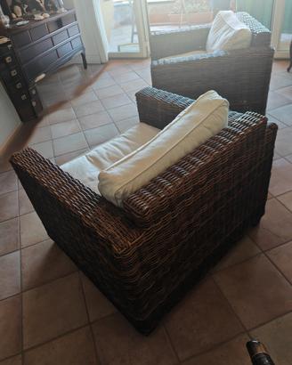 Poltrone in rattan e divano con cuscini bianchi