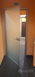 Elegante porta da interni in vetro e alluminio