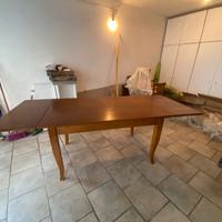 Tavolo in legno massiccio