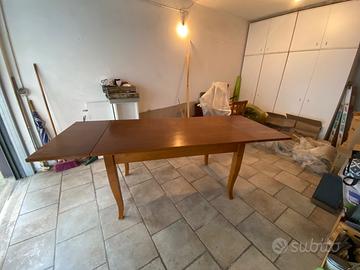 Tavolo in legno massiccio