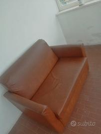divano marrone 
