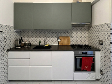 Cucina IKEA moderna design bianco e verde salvia
