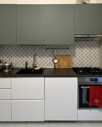 Cucina IKEA moderna design bianco e verde salvia