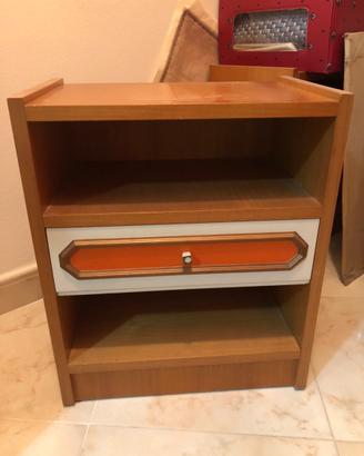 Comodini e cassettiera con scrivania a ribalta