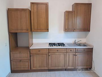 Cucina in massello di rovere e truciolato laminato