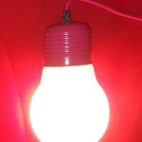 Lampadario a sospensione forma di lampadina fucsia