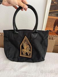 Borsa nera con ricamo cavallo alato e manici rigid