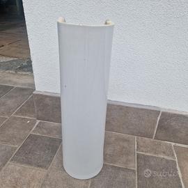 lavandino grigio con colonna