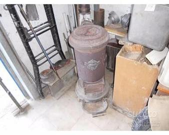 Stufa a legna o carbone antica