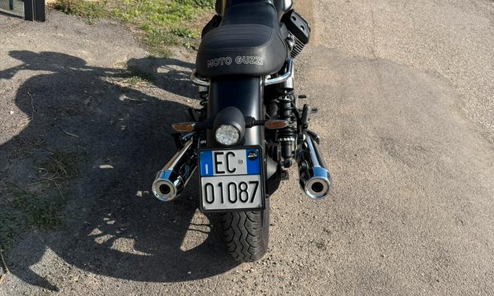 Moto Guzzi v7 stone