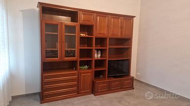 Soggiorno in legno color ciliegio con vetrine