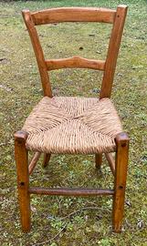 Sedia antica in legno e paglia