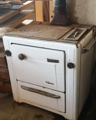 Stufa economica a legna con tubatura