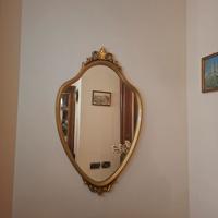 specchio con cornice dorata