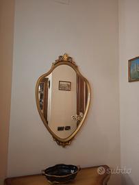 specchio con cornice dorata