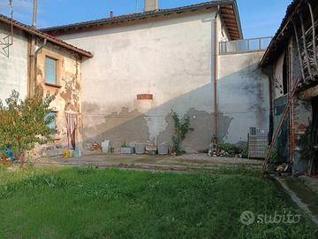 Casa rustica con ampia area esterna