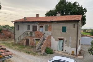 Porzione di casale da ristrutturare con terrazza