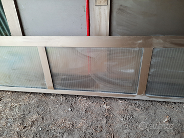 Struttura in alluminio con tre porte