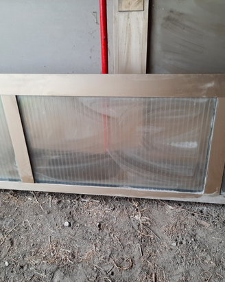 Struttura in alluminio con tre porte