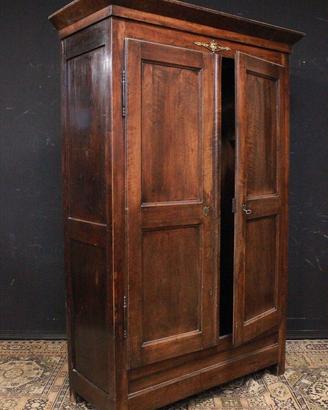 Armadio in legno scuro del XIX secolo