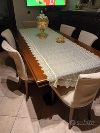 Tavolo e vetrina sala