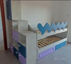 Letto con scaffali