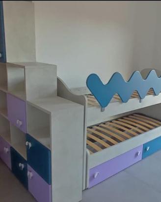 Letto con scaffali