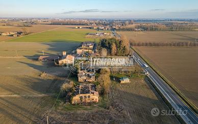 RUSTICO CON AMPIO GIARDINO VICINO AI SERVIZI