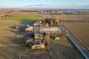 RUSTICO CON AMPIO GIARDINO VICINO AI SERVIZI